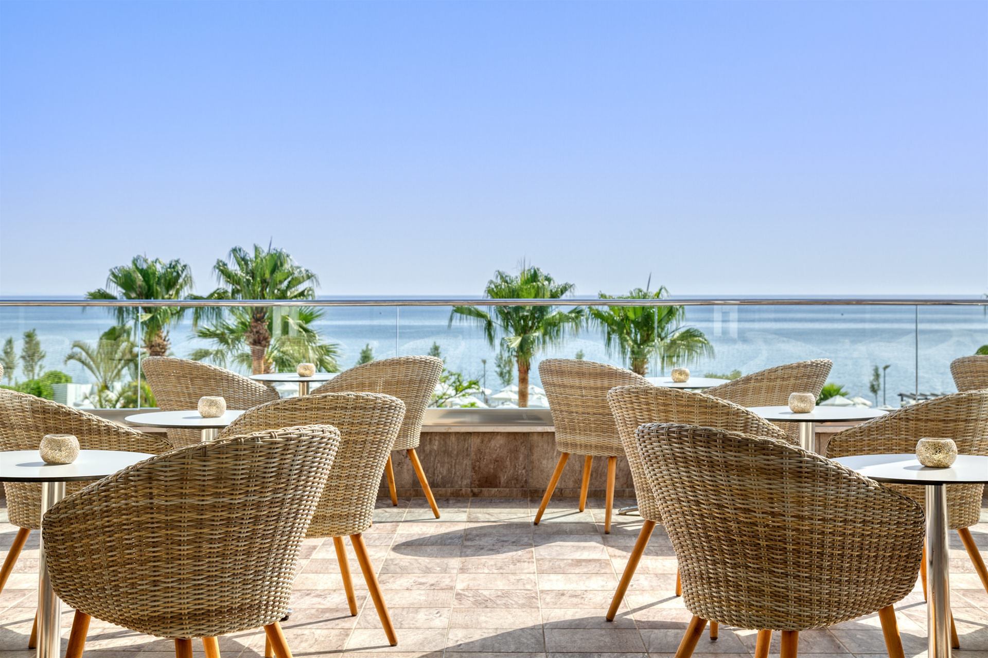 Hotel Atlantica Sea Breeze-Terasa bara.jpg