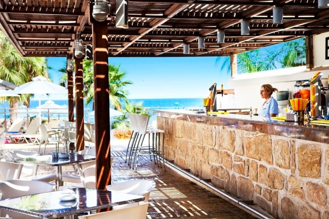 Louis Althea Beach Hotel-Bar pored bazena.jpg