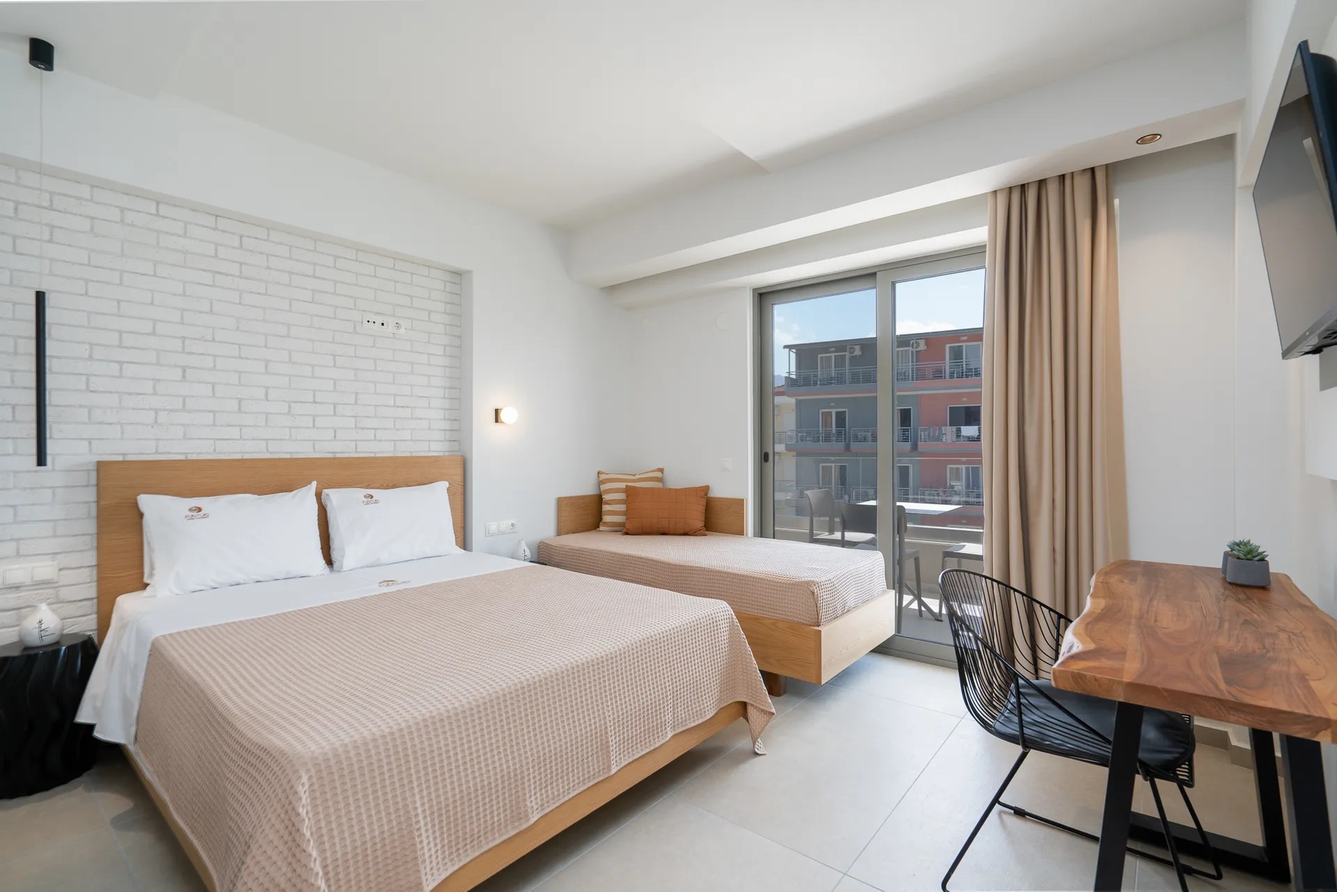 Funtuki Seaside Apartments-Comfort trokrevetna soba.jpg