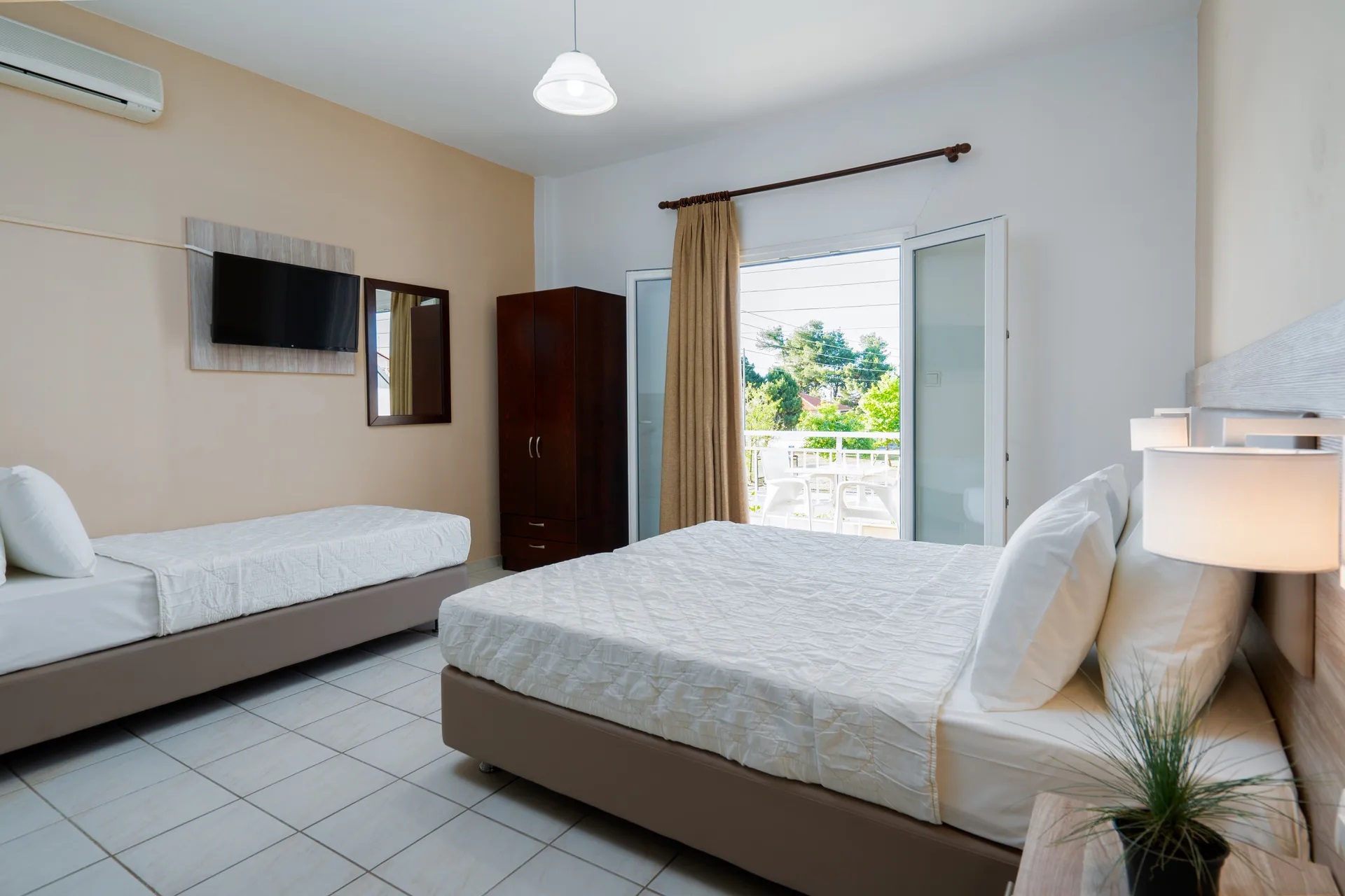 Grecolnn Classic Grekas Hotel-Klasik trokrevetna soba.jpg
