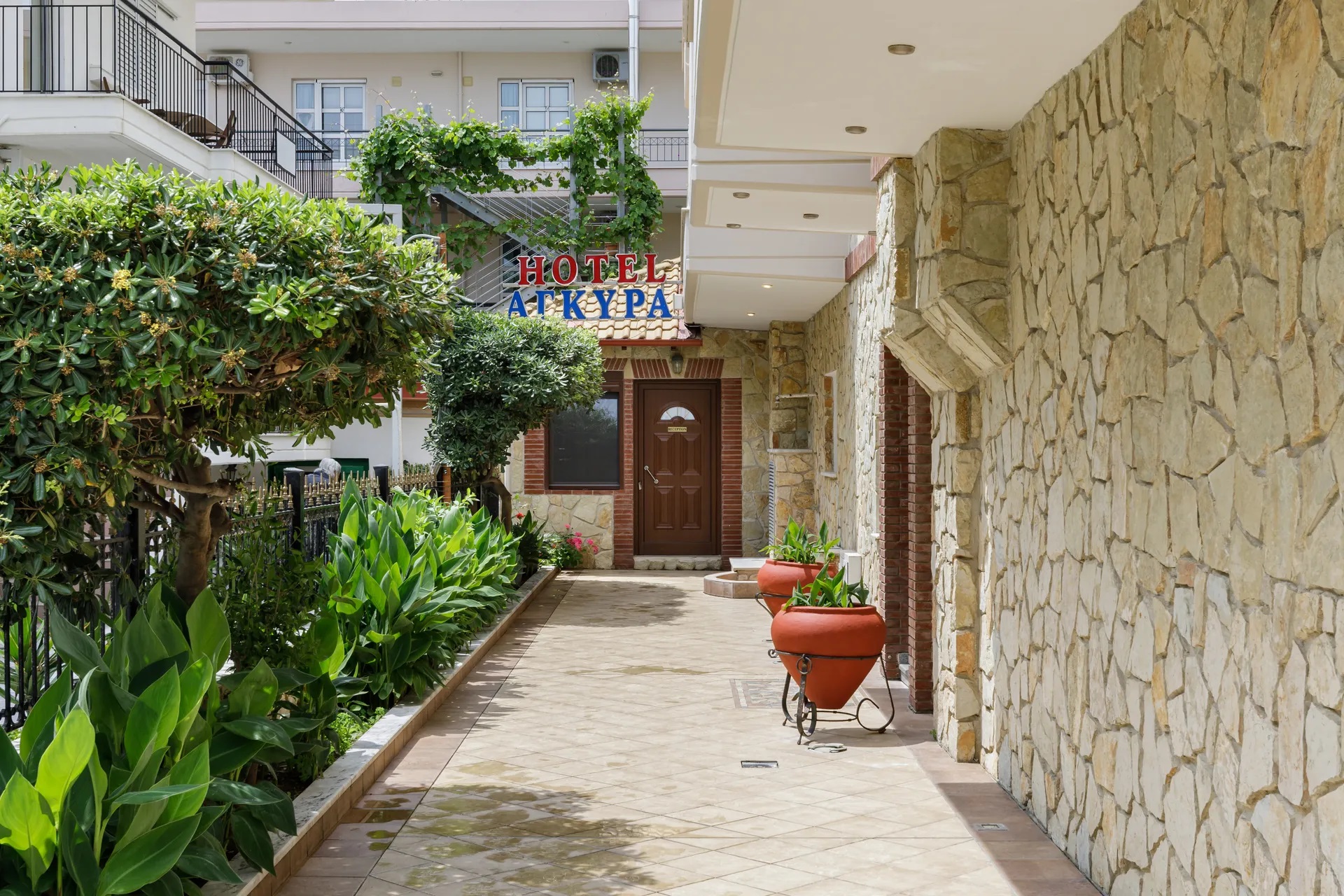 Agyra Seaview Hotel-Ulaz u hotel.jpg