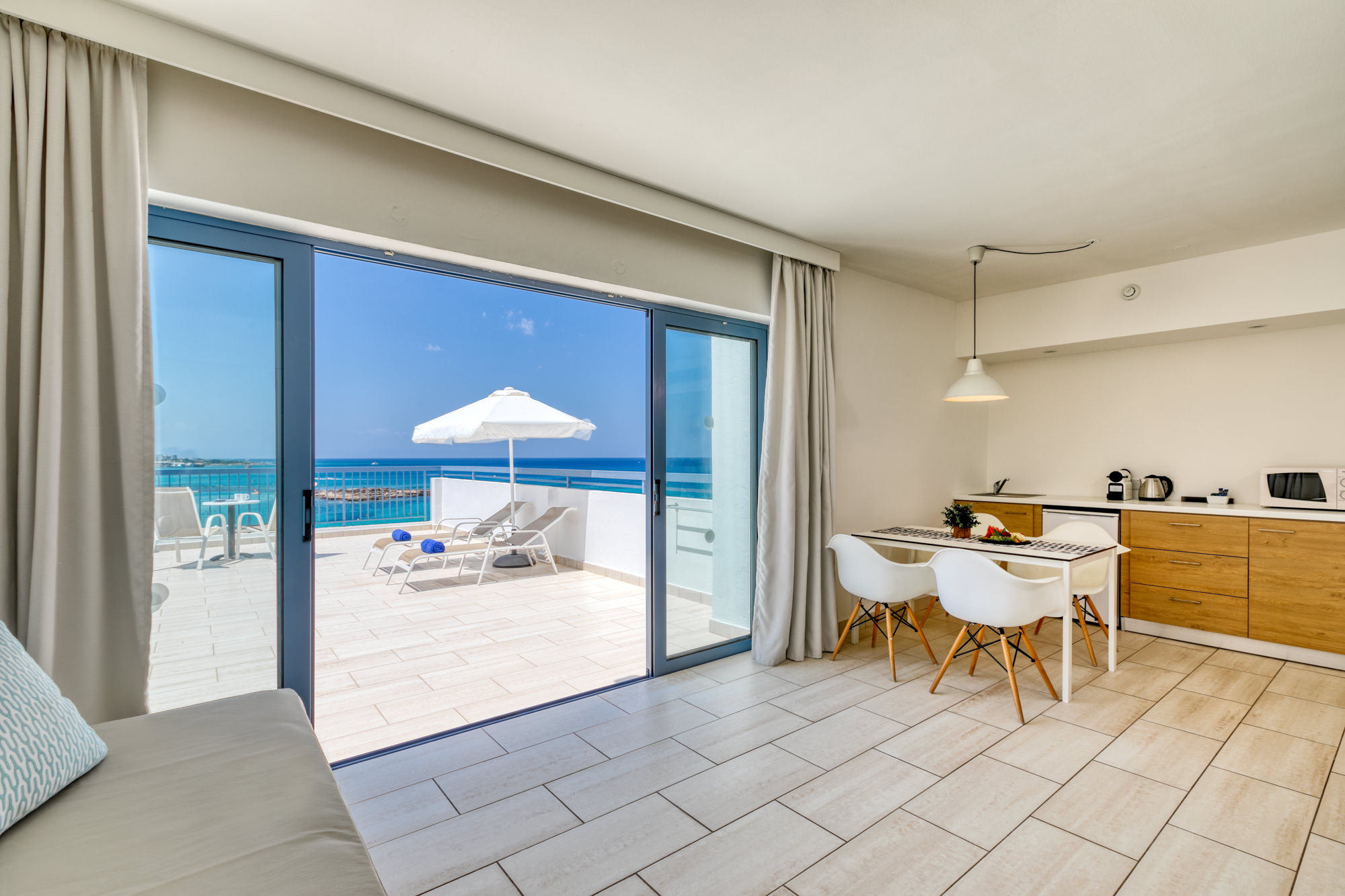 Hotel Nausicaa Beach-Superior dvosoban suite.jpg