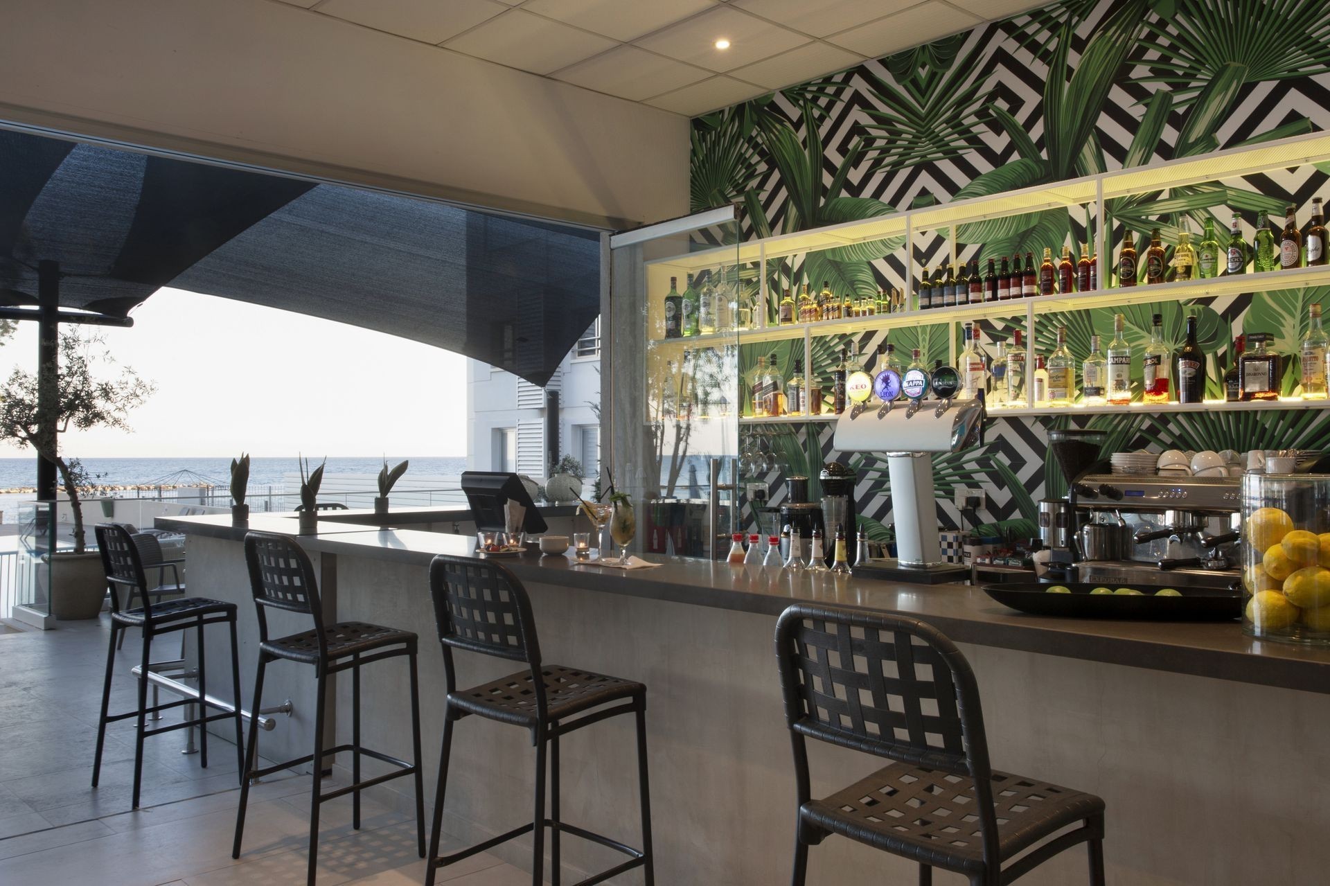 Harmony Bay-Bar pored bazena.jpeg