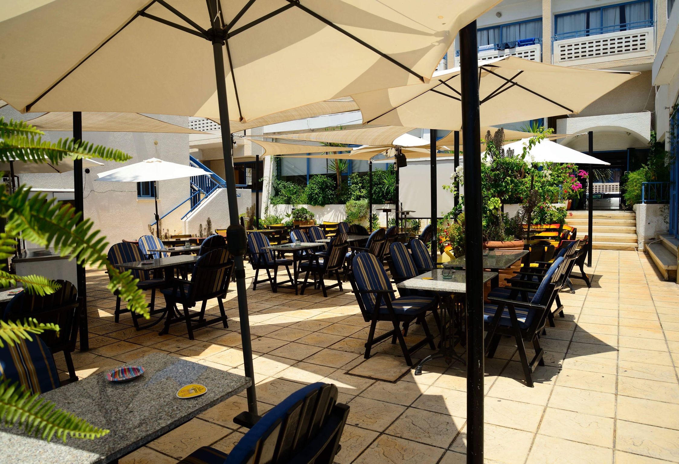 Hotel Paphiessa-Terasa restorana.jpg