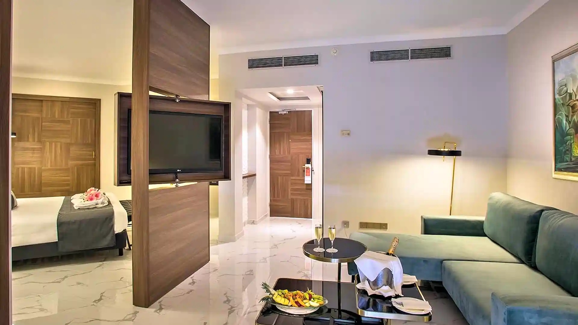 GrandResort by Leonardo Hotels-Executive junior suite pogled more.jpg