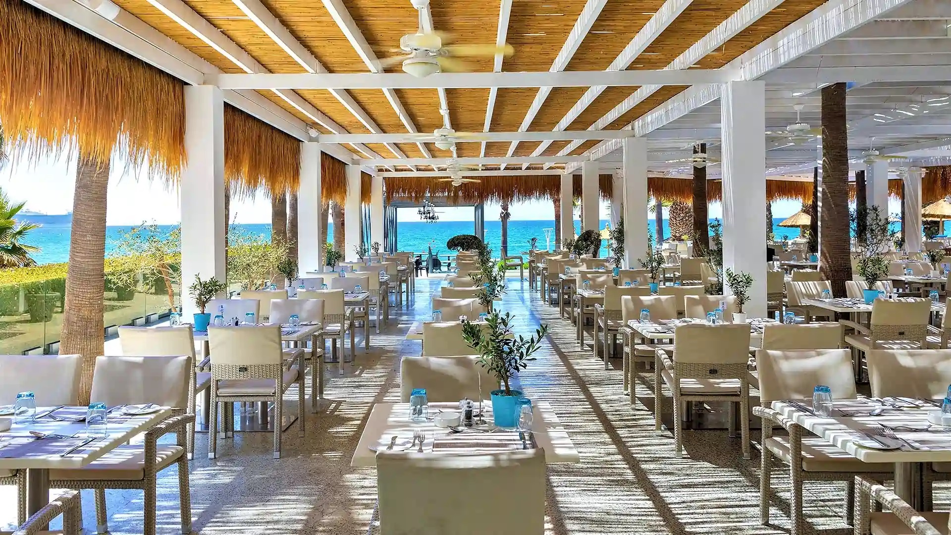 GrandResort by Leonardo Hotels-Restoran na bazenu.jpg