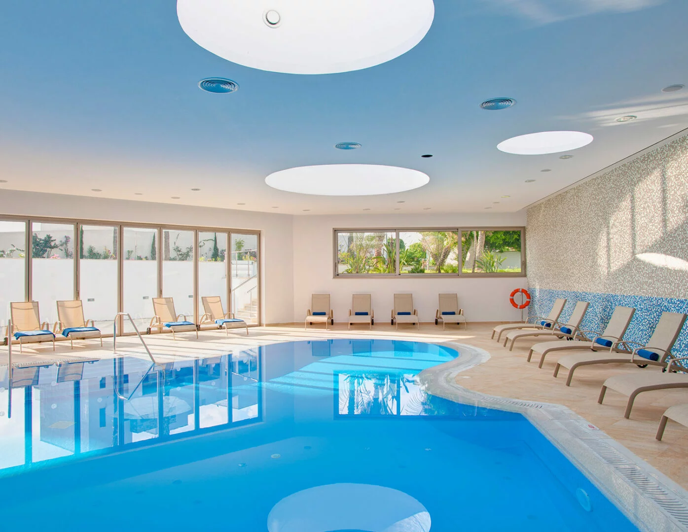 Kanika Olympic Lagoon Resort Paphos-Zatvoreni bazen.png