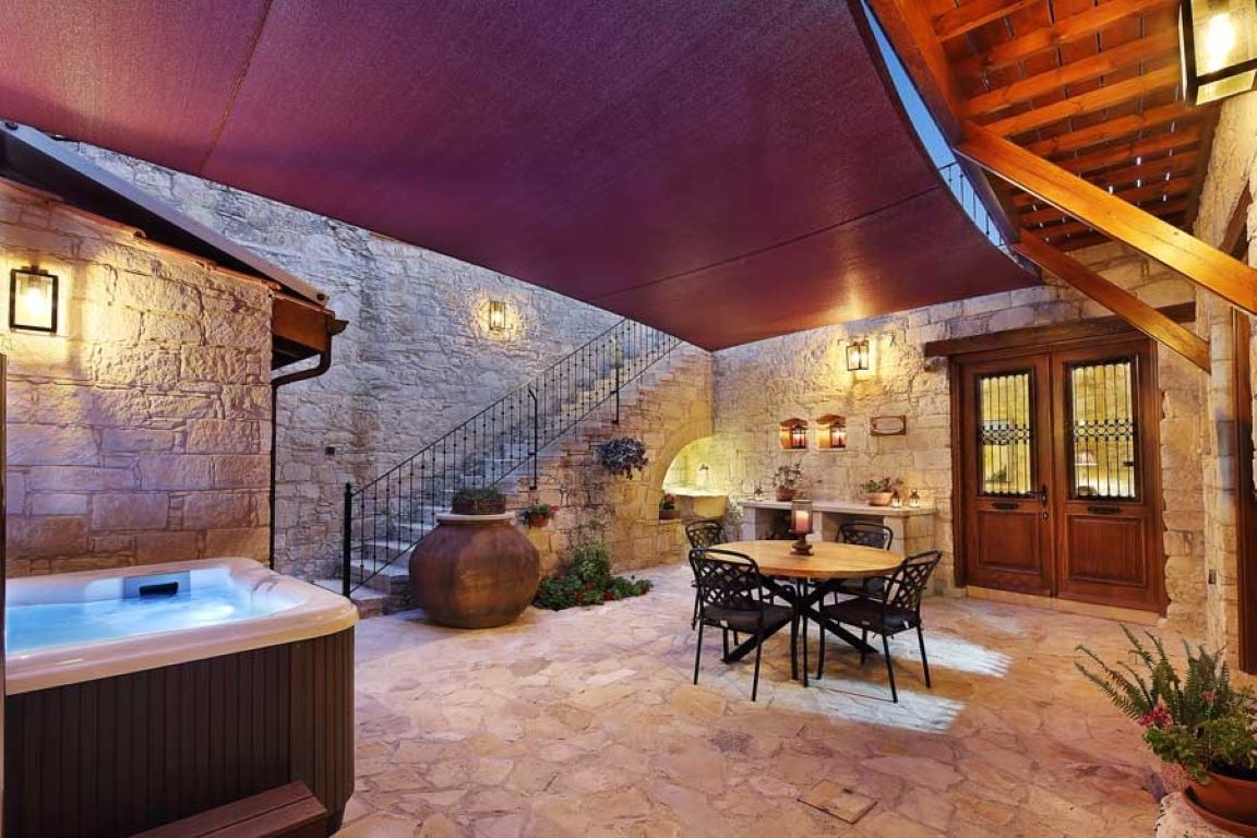 Kantara House-Djakuzi na otvorenom.jpg