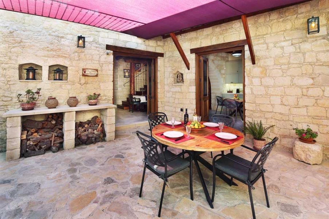 Kantara House-Kamena terasa.jpg