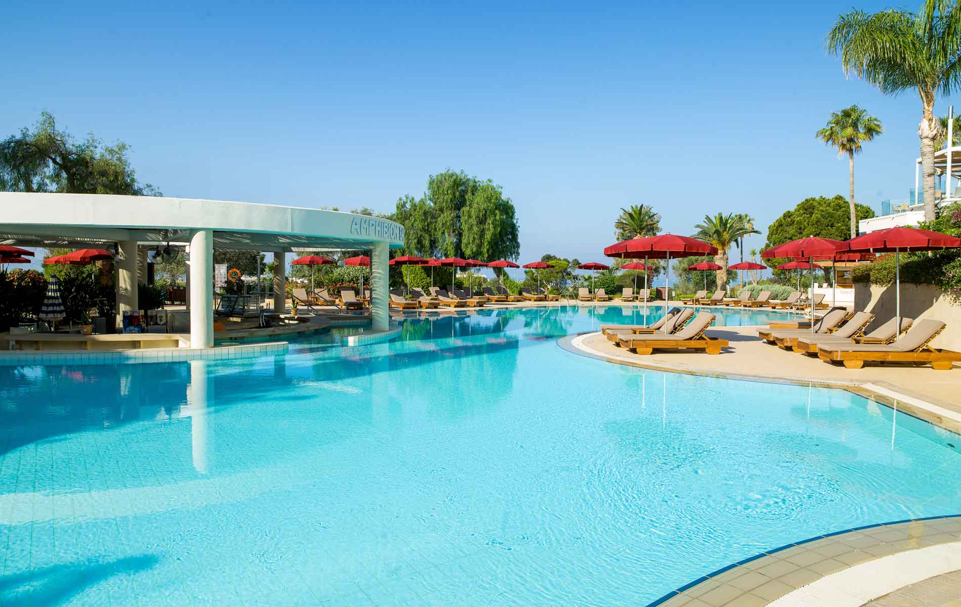 Hotel St Raphael Resort-Bar pored bazenu.jpg