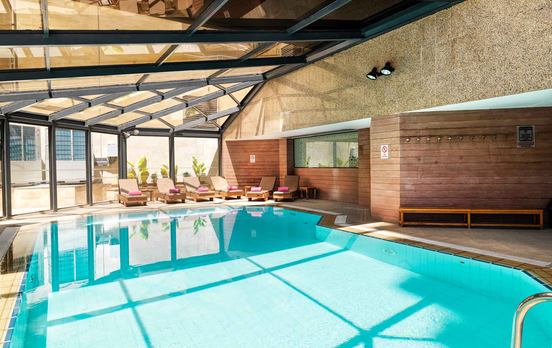 Hotel St Raphael Resort-Zatvoreni bazen.jpg