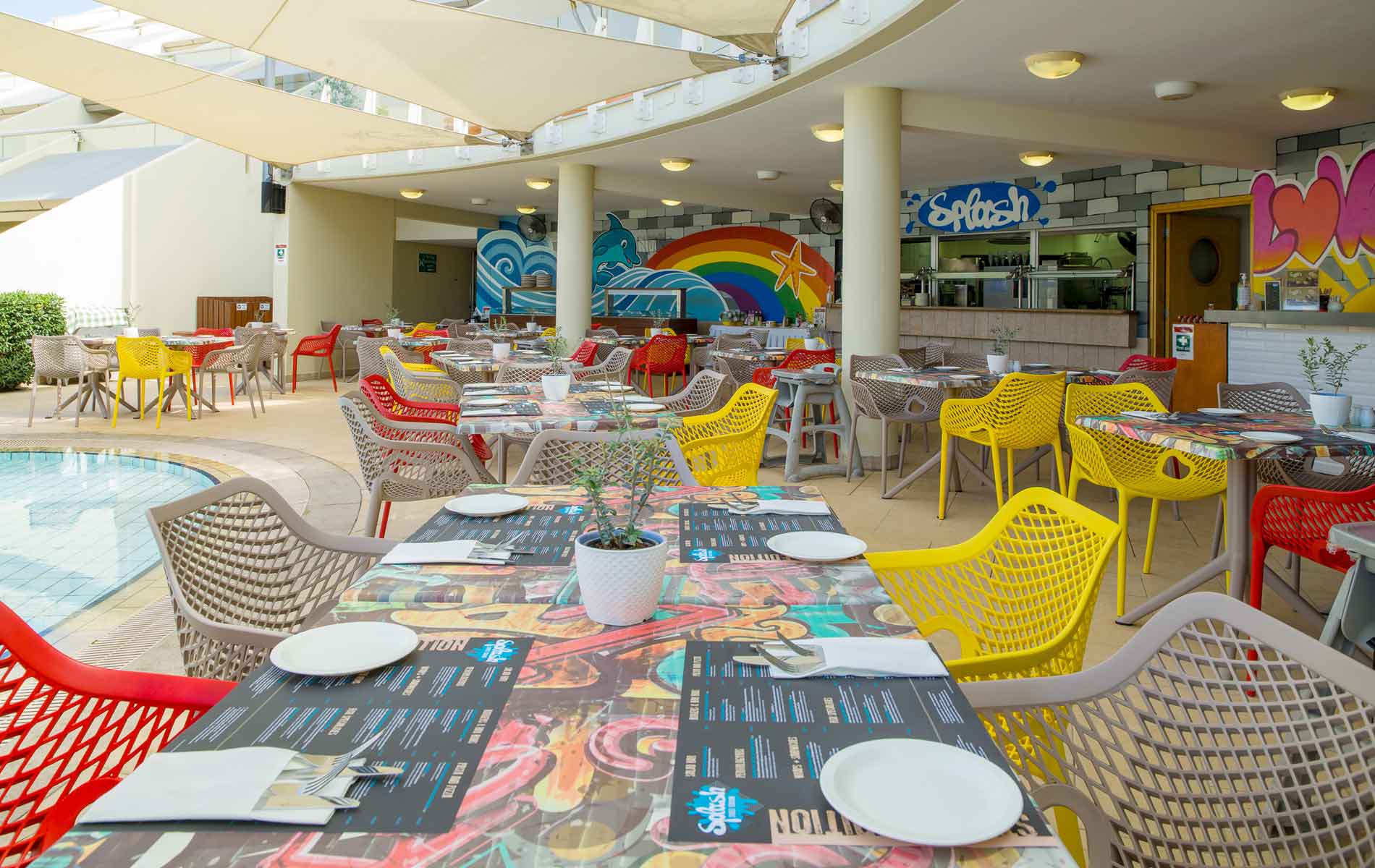 St Raphael Resort Hotel-Restoran pored bazena.jpg