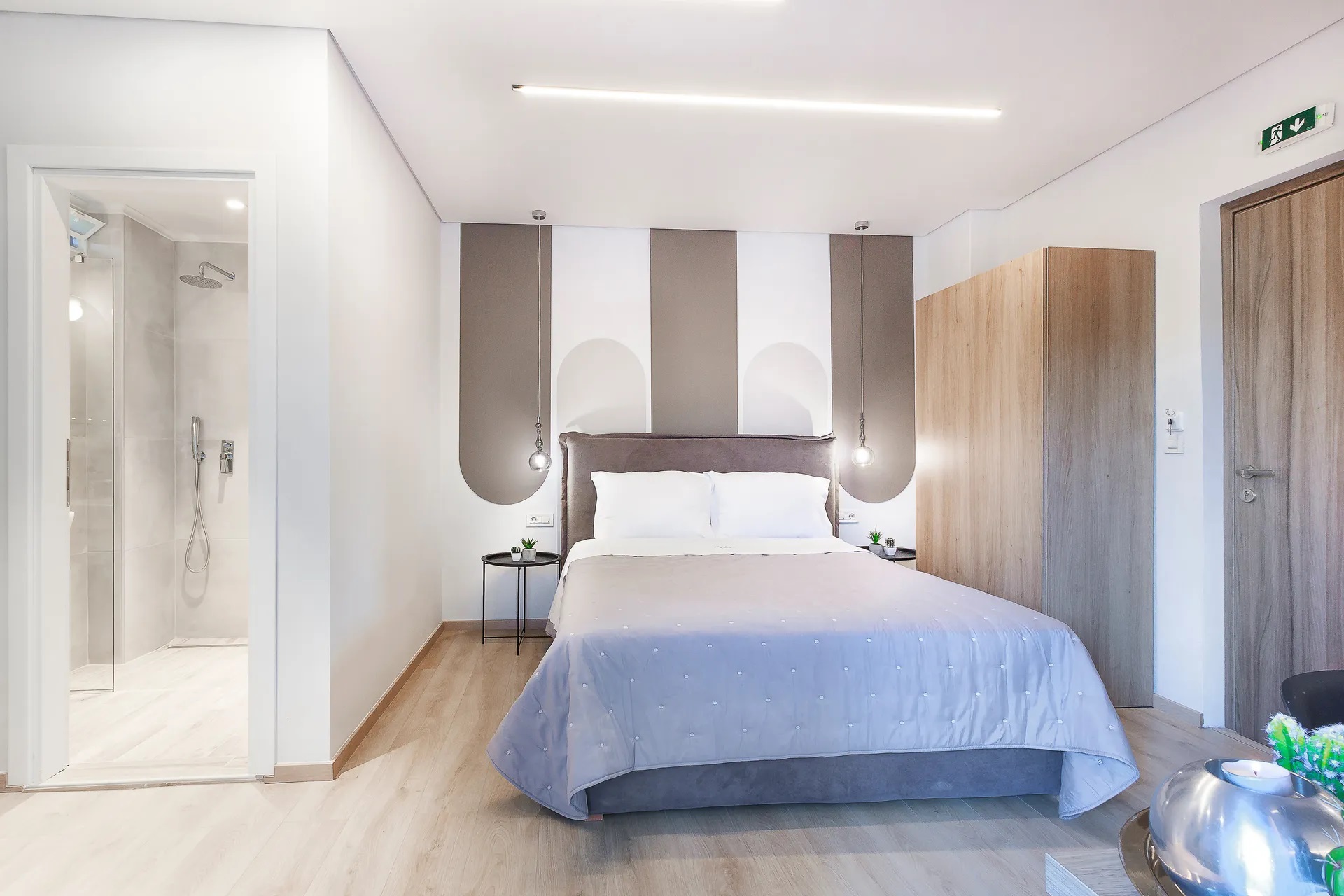 9 Ennea Luxury Rooms-Deluxe soba pogled grad.jpg