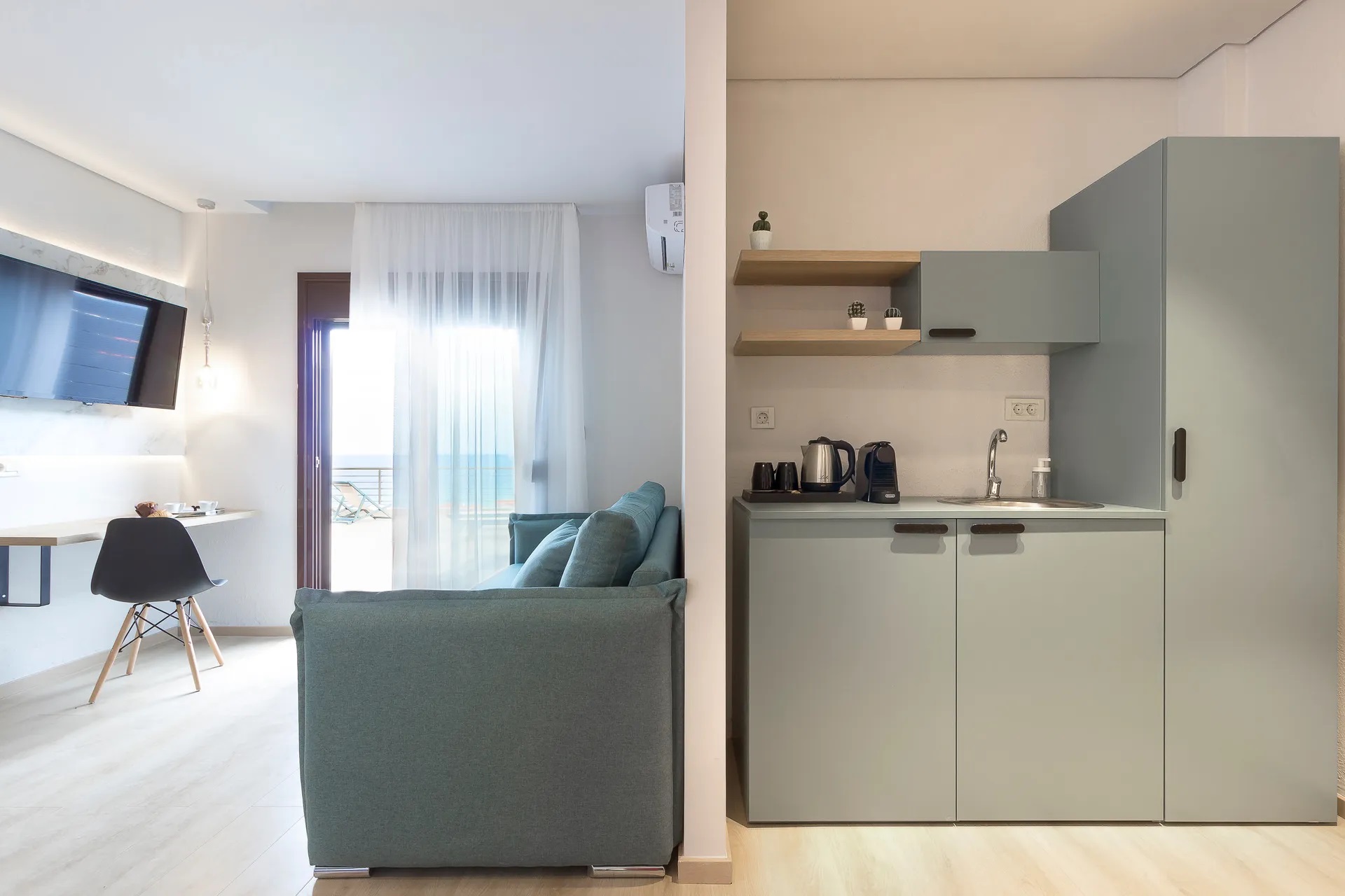 9 Ennea Luxury Rooms Hotel-Superior loft pogled more.jpg