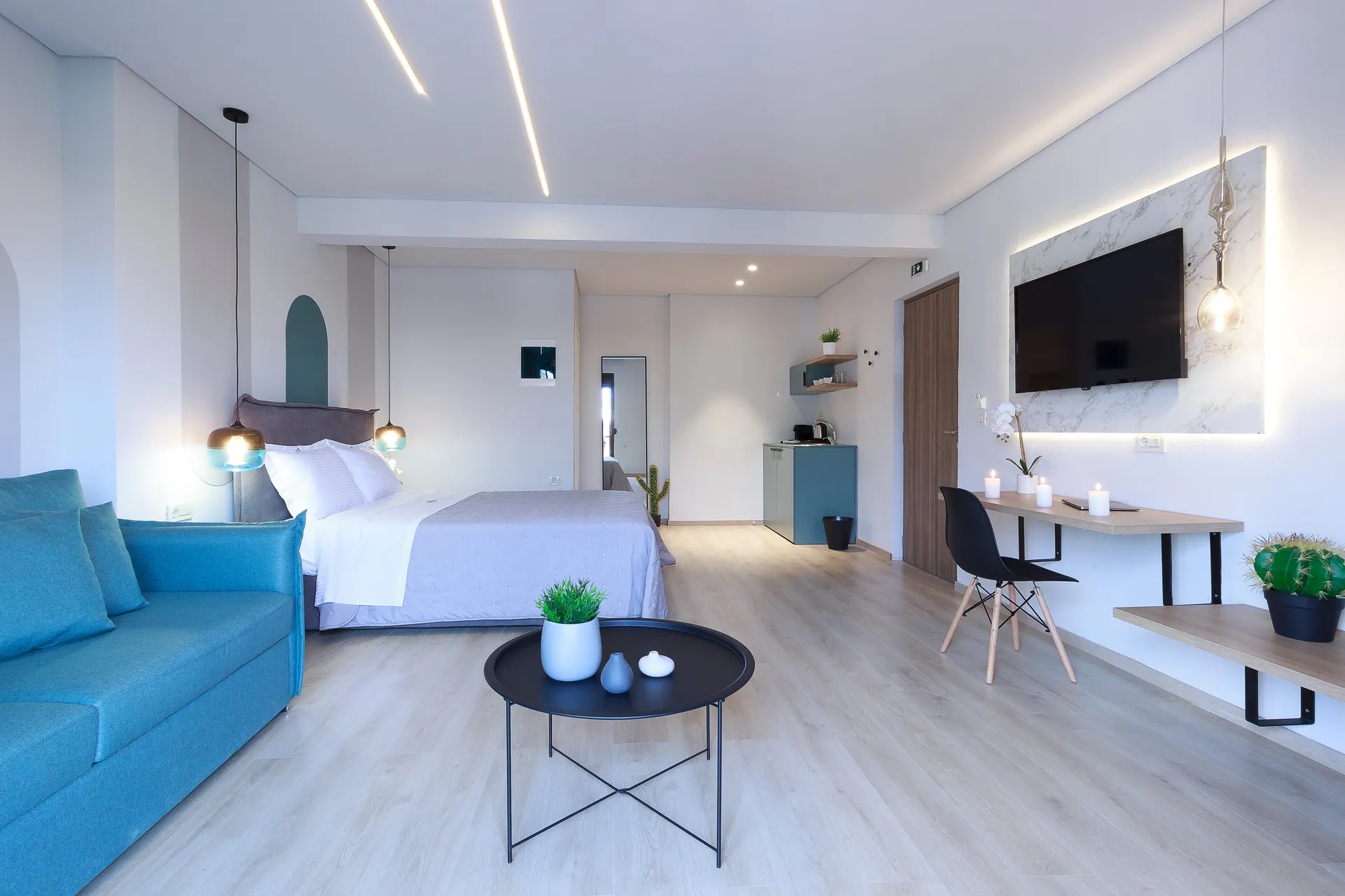 9 Ennea Luxury Rooms-Junior suite pogled grad.jpg