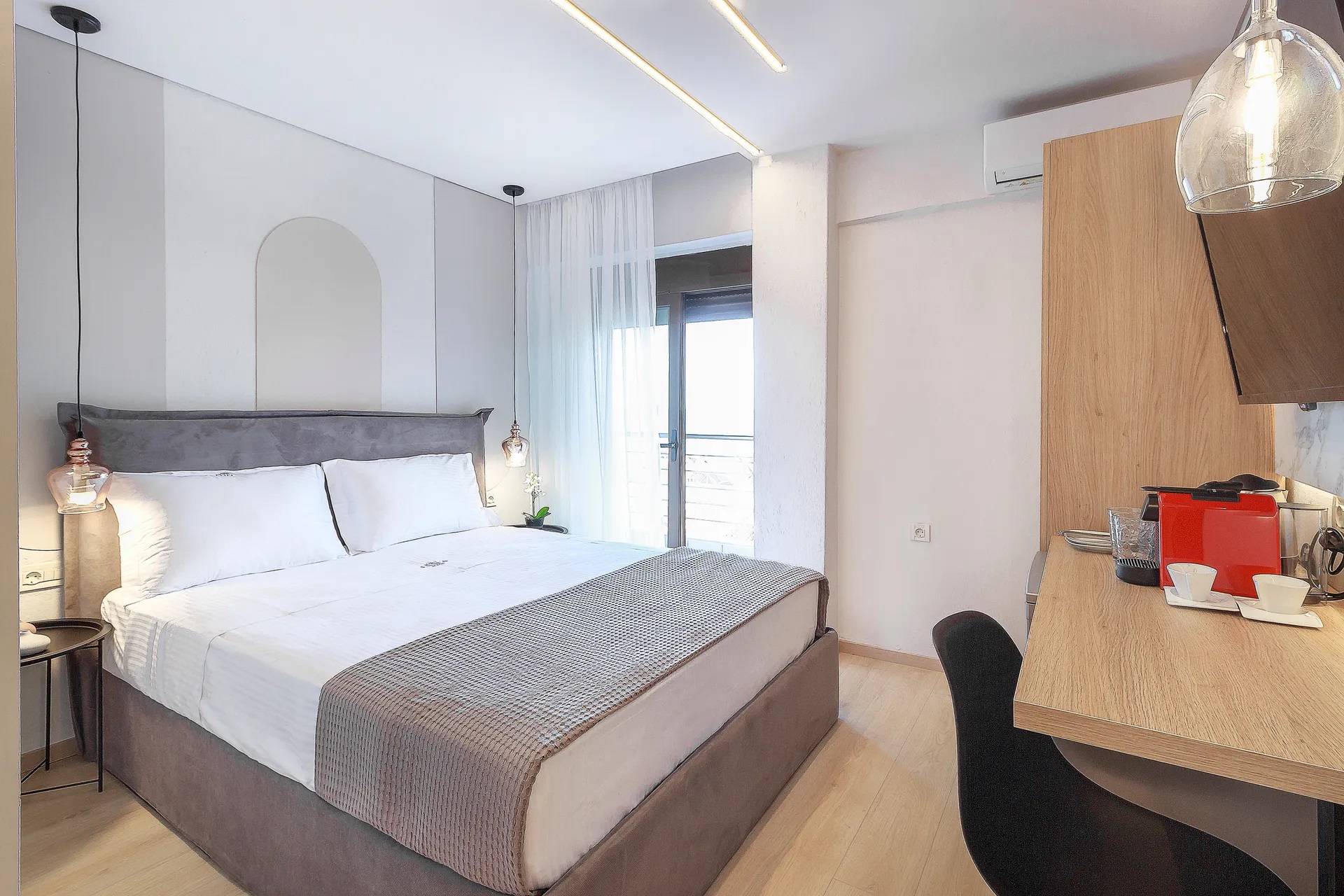 9 Ennea Luxury Rooms-Standardna soba pogled more.jpg