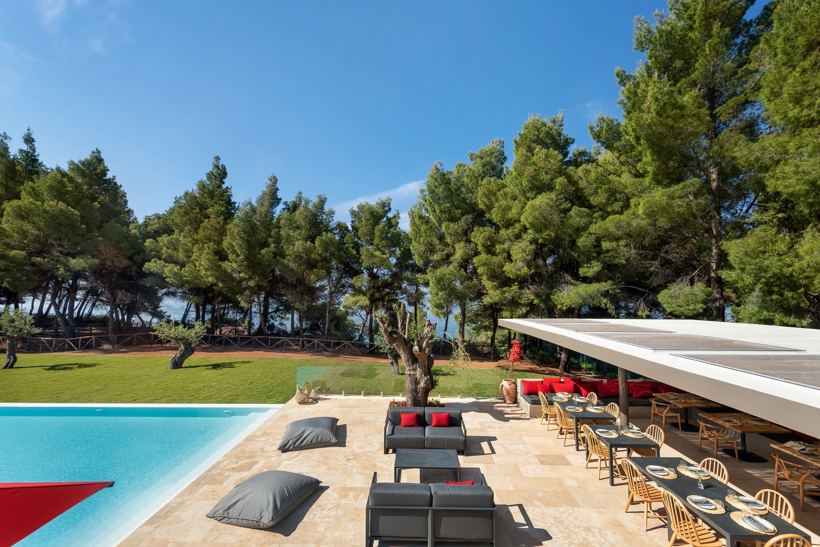 Amantes Villas & Suites-Bar pored bazena.jpg