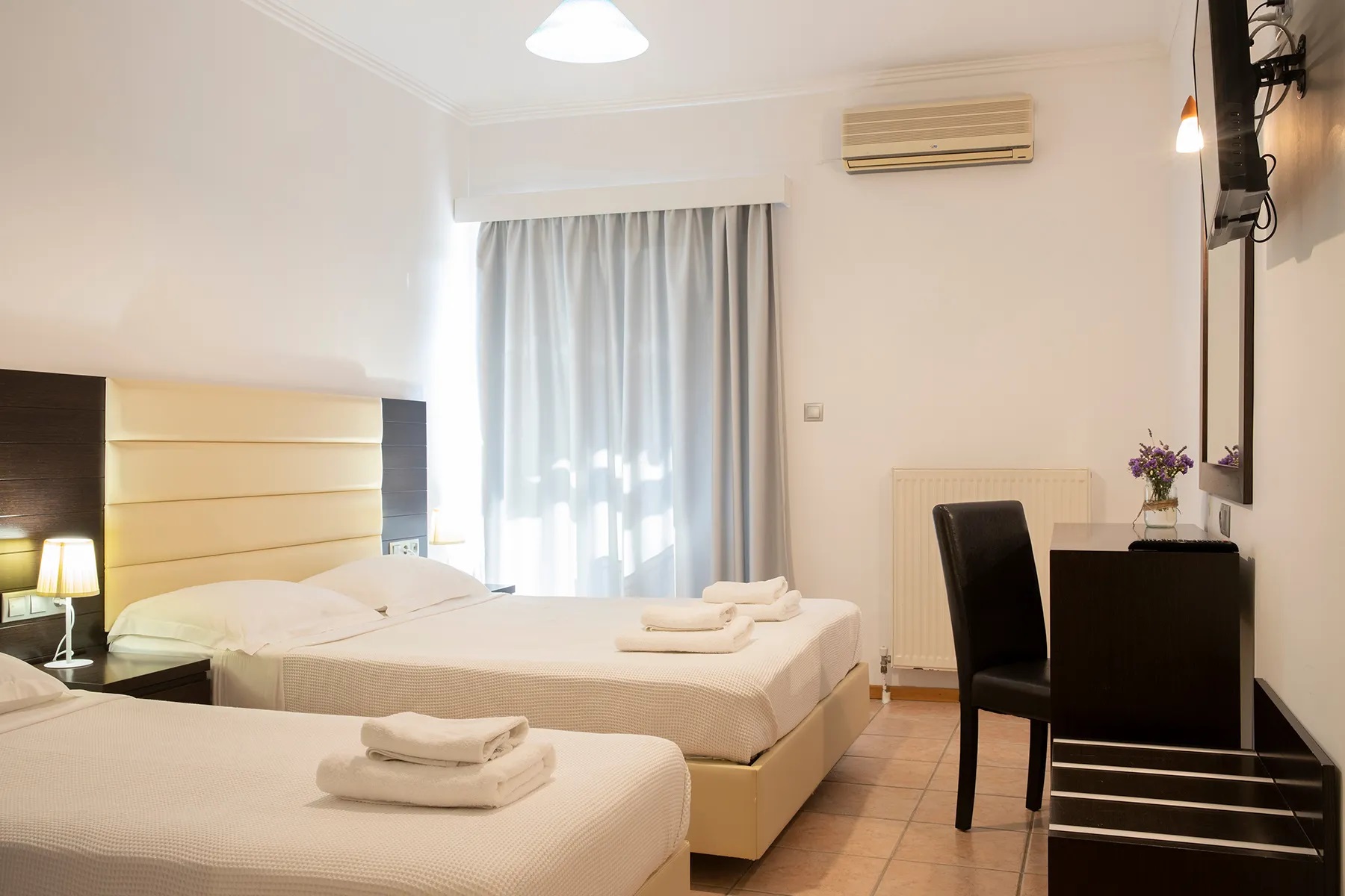 Oceana Beach Hotel-Trokrevetna soba pogled kopno.jpg
