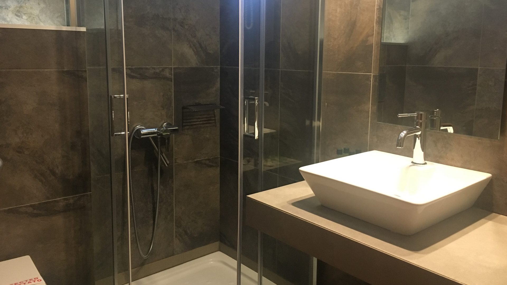 Hotel Esperia bathroom 1.jpg