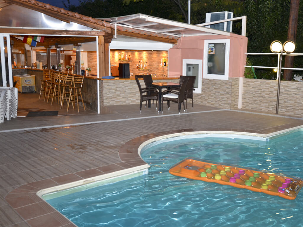Marialena Hotel-Bar pored bazena.jpg