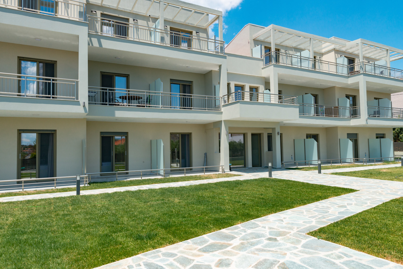 Oliva Suites Nikiti-Zgrada hotela.jpg