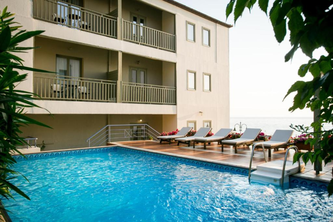 Hotel Kenta Beach-bazen.jpg