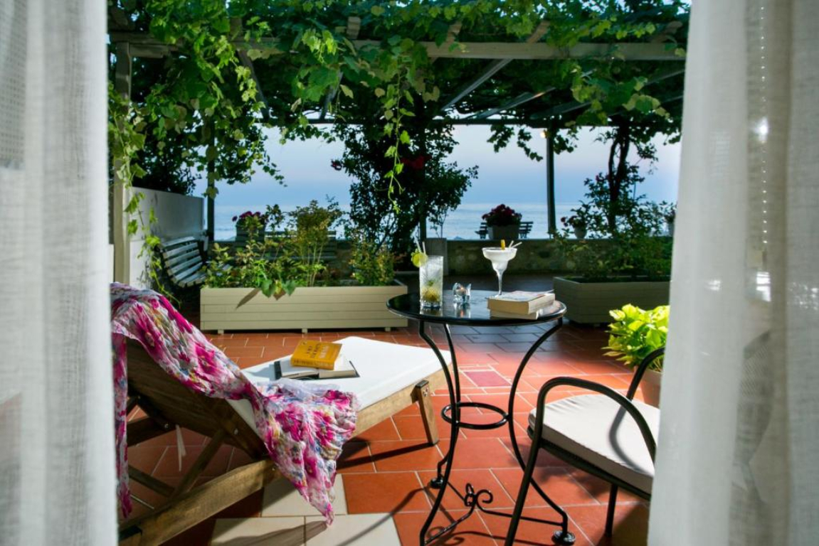 Hotel Kenta Beach-privatna terasa.jpg