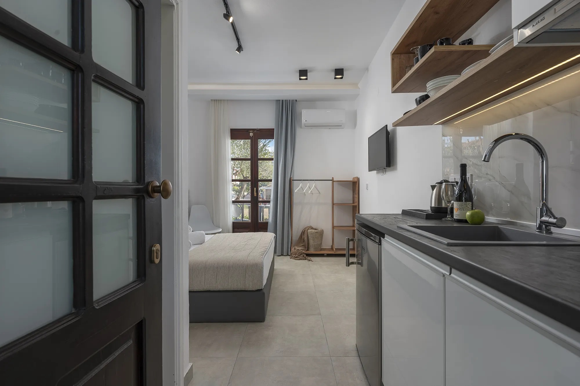 Eleon Suites & Apartments-Comfort soba.jpg