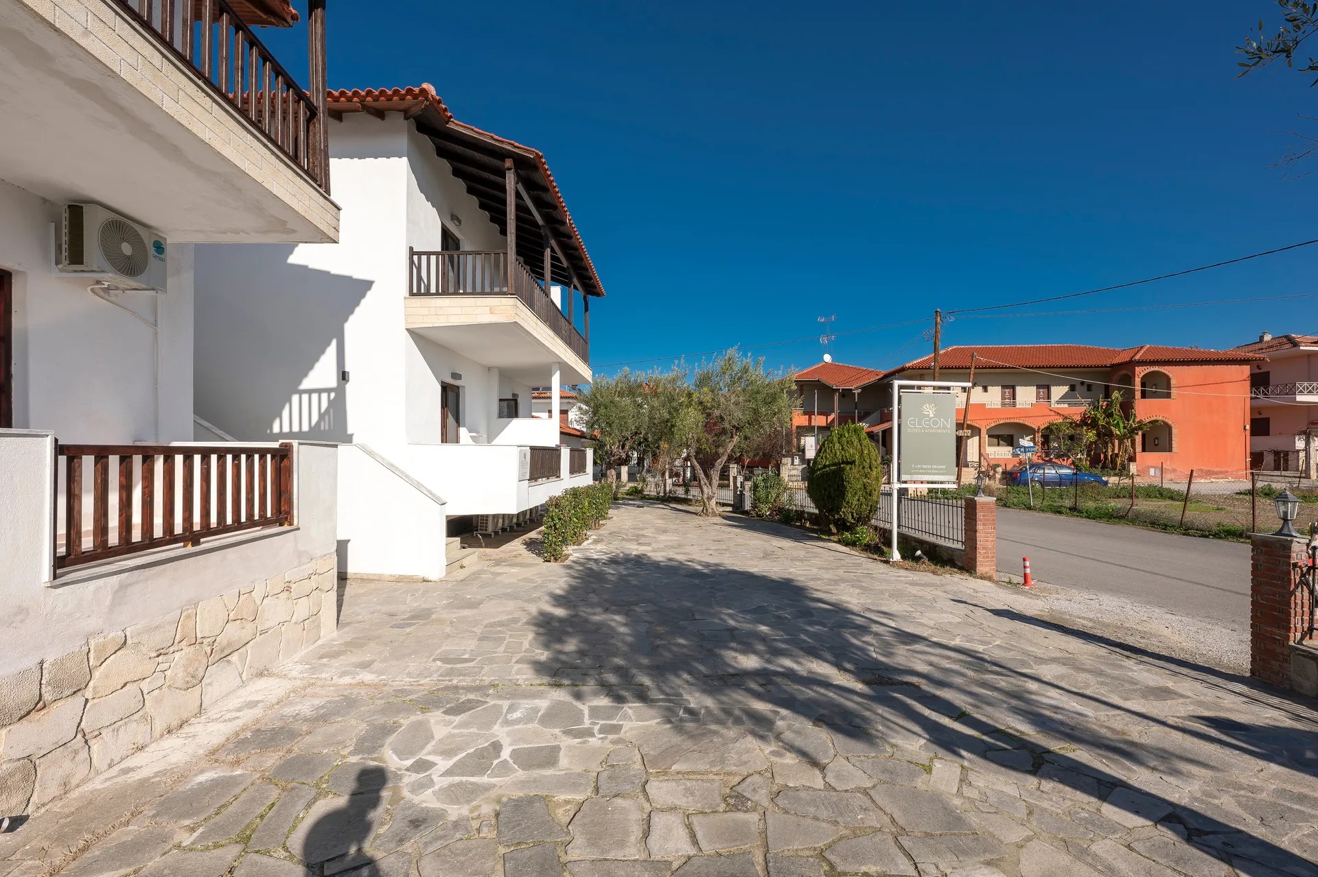 Eleon Suites & Apartments-Okruzenje.jpg