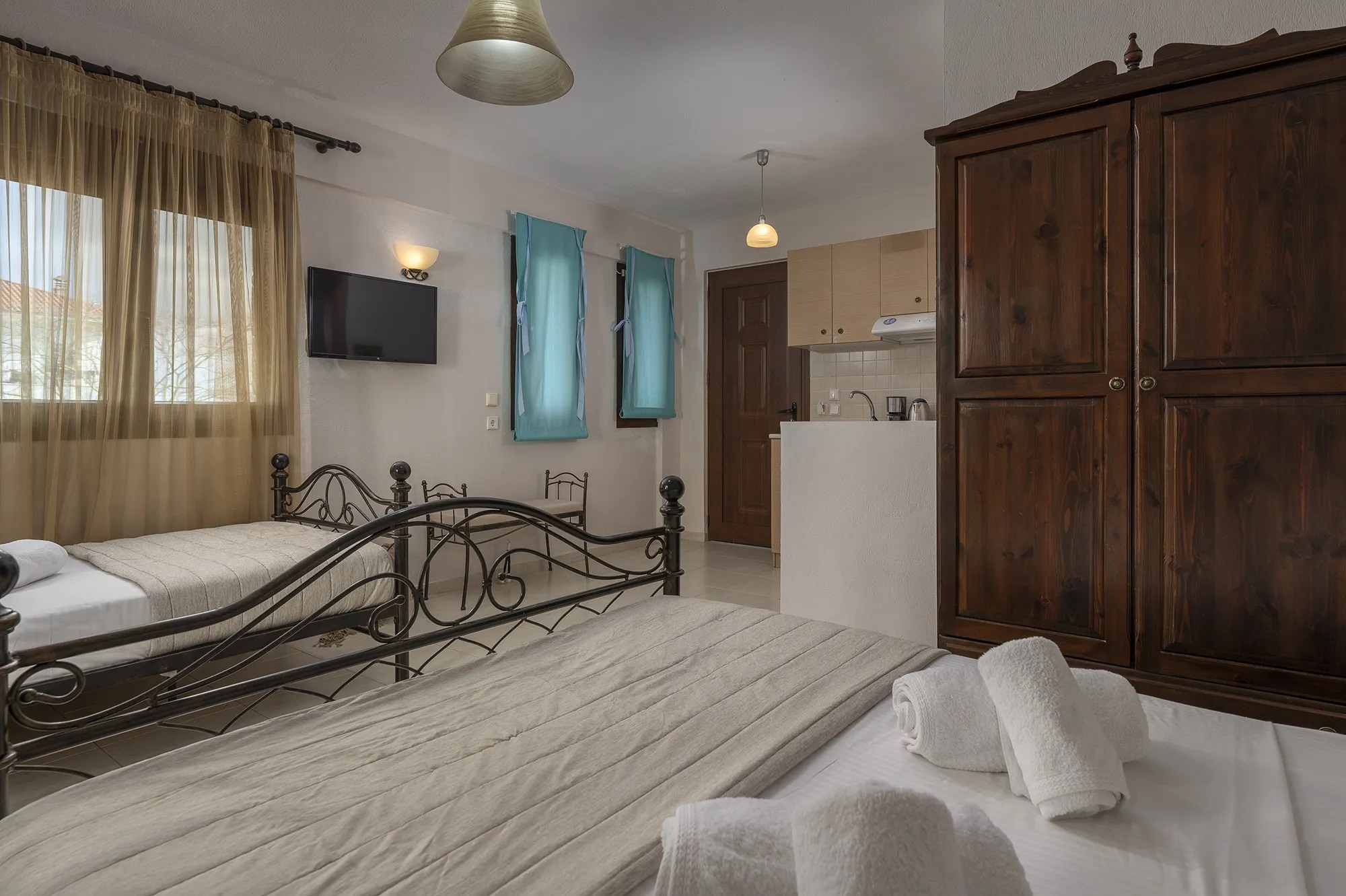 Eleon Suites & Apartments-Standardna trokrevetna soba.jpg