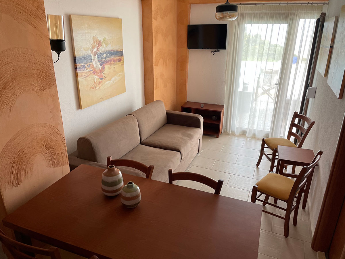 Koumaros ApartHotel-Apartman dnevna soba.jpg