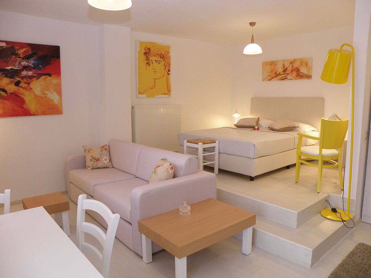 Koumaros ApartHotel-Deluxe suite pogled more.jpg