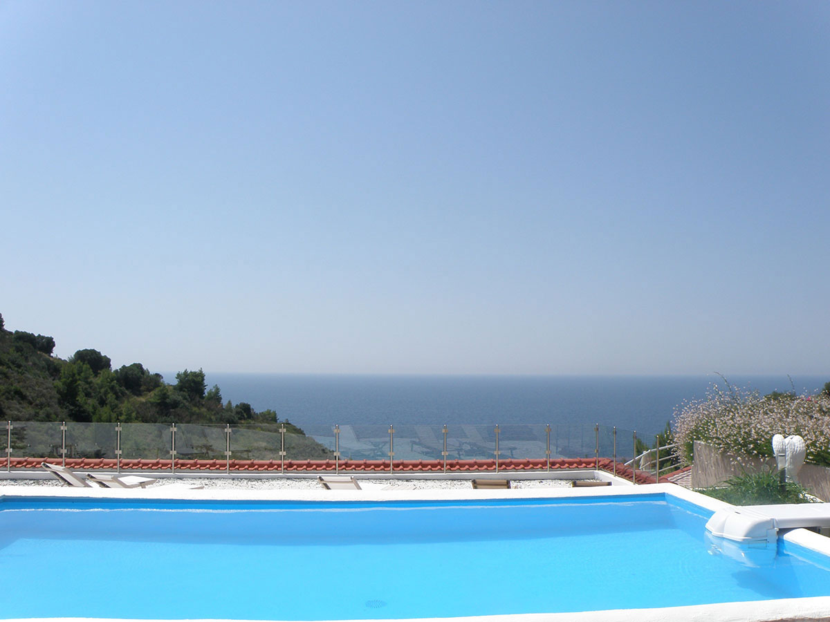 Koumaros ApartHotel Halkidiki-Bazen.jpg