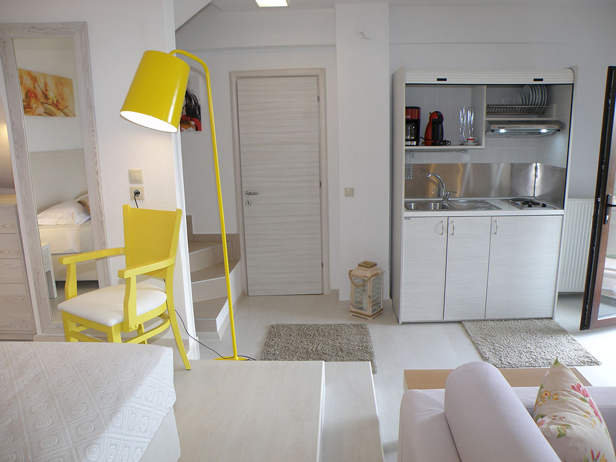 Koumaros ApartHotel Halkidiki-Deluxe suite pogled more.jpg
