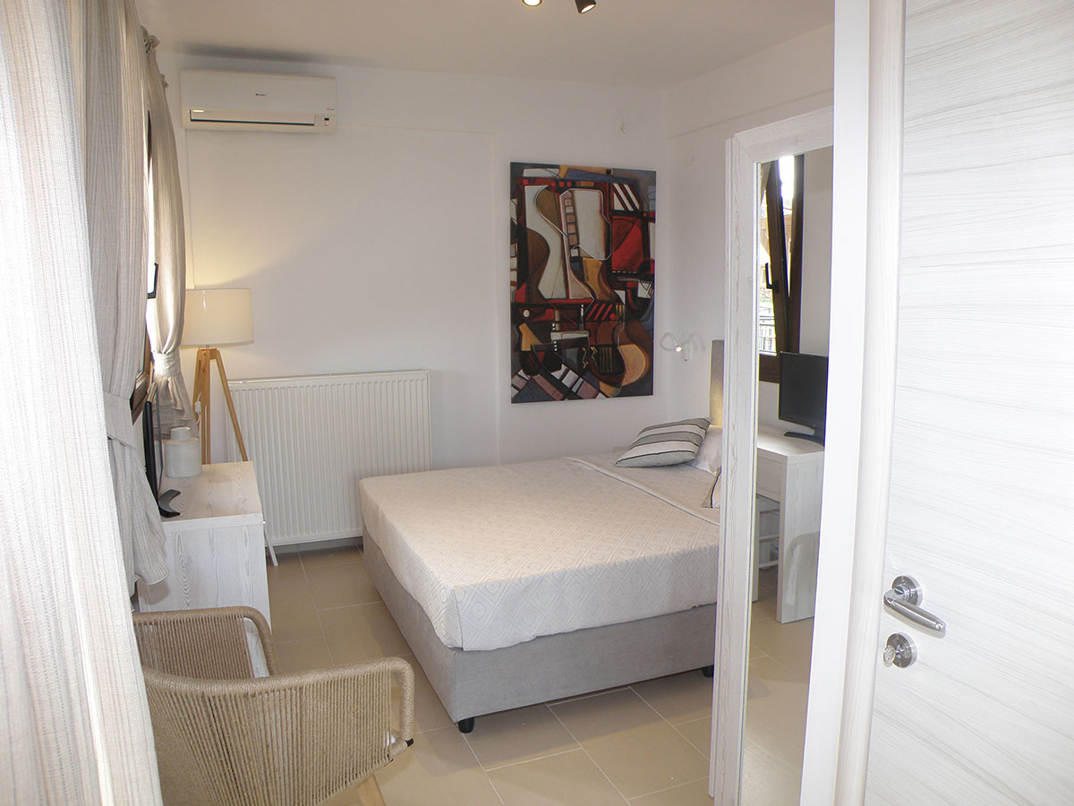 Koumaros ApartHotel Halkidiki-Porodicna soba spavaca soba.jpg