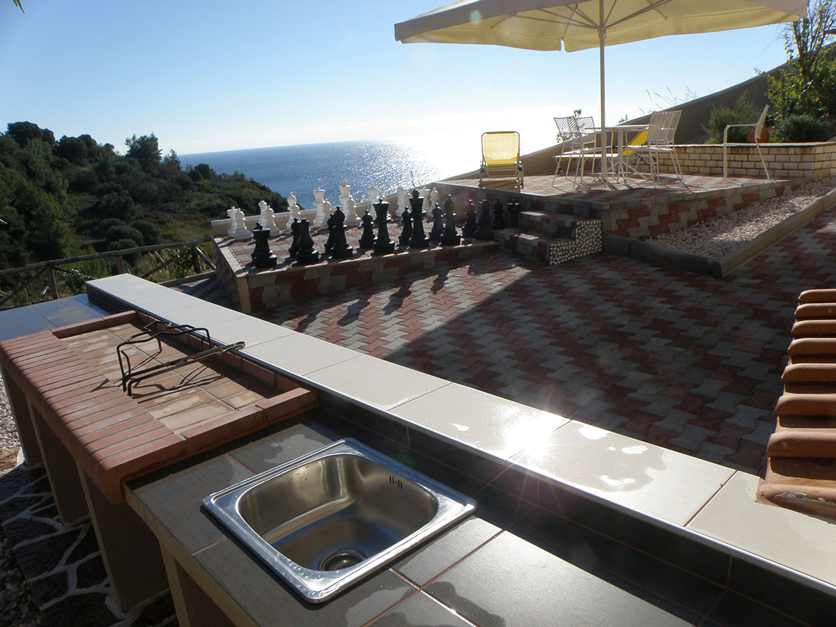 Koumaros ApartHotel Halkidiki-Sah na otvorenom.jpg