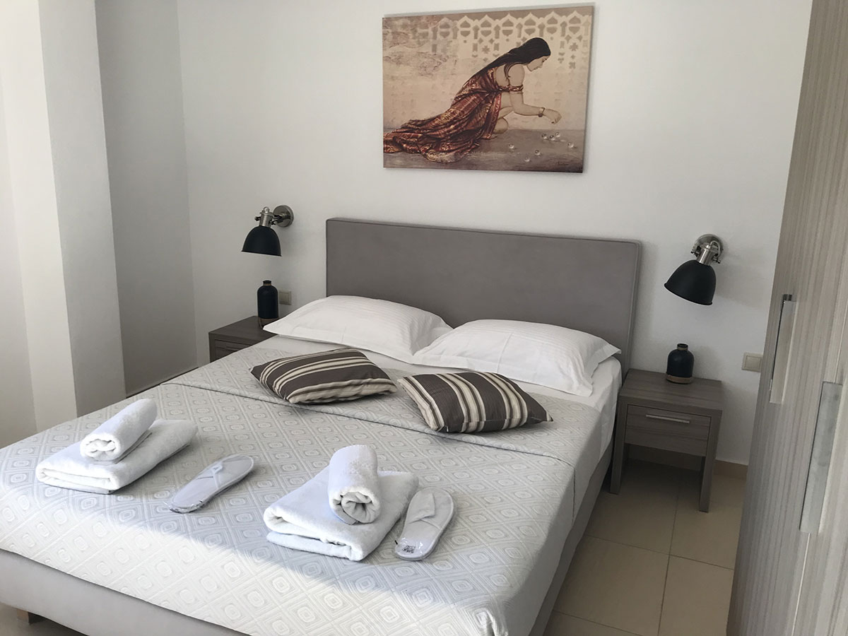 Koumaros ApartHotel-Vila pogled more.jpg