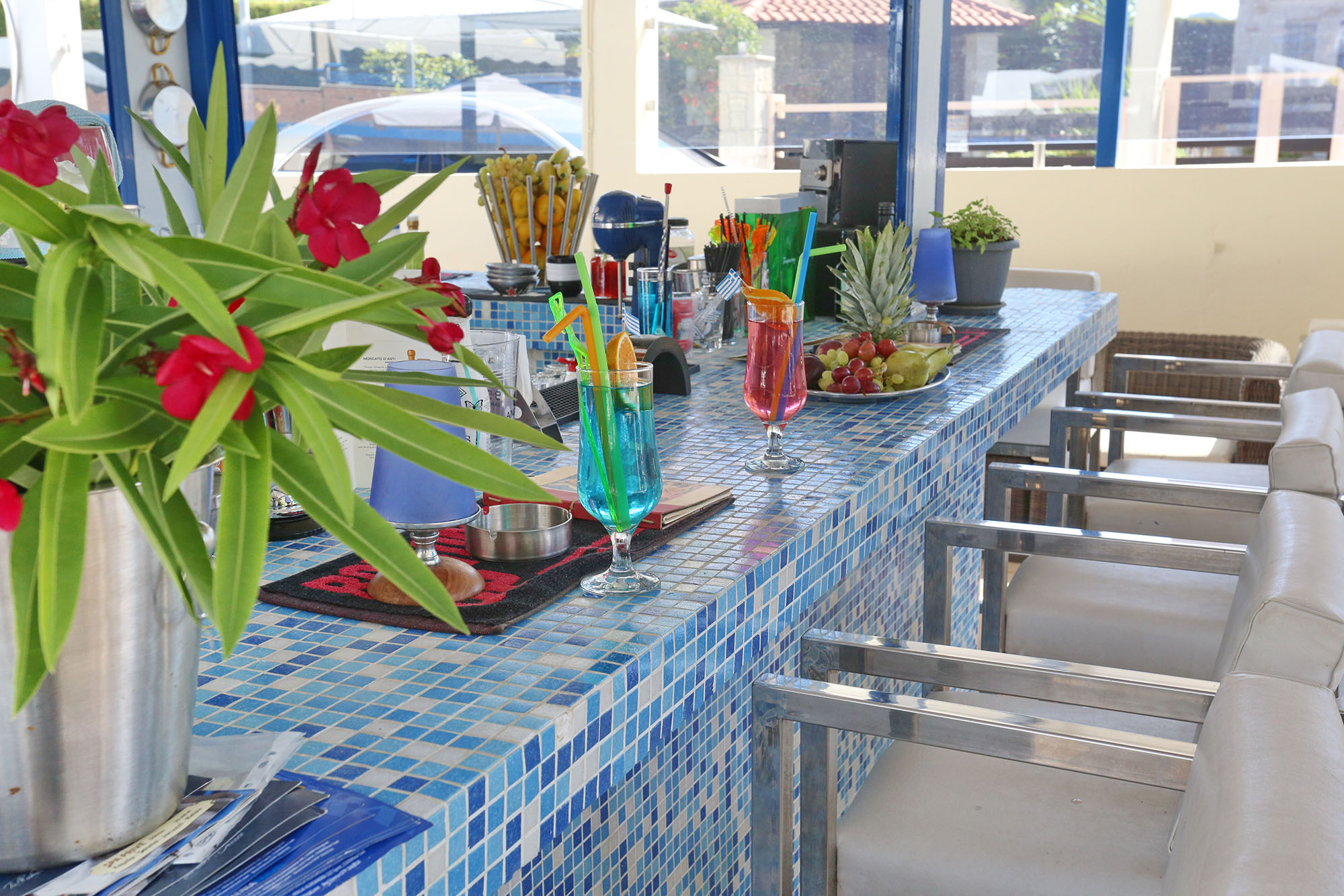 Philoxenia Village Hotel-Bar pored bazena.jpg