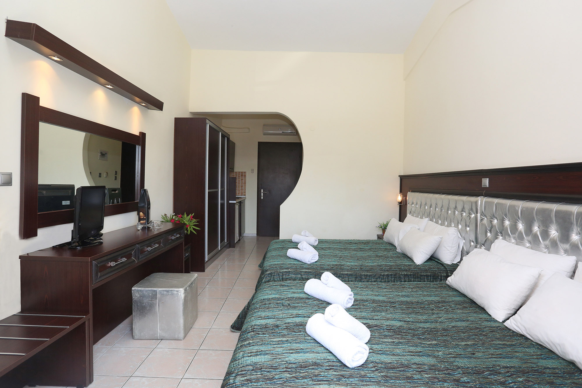 Philoxenia Village Hotel-Porodicni studio pogled bazen.jpg