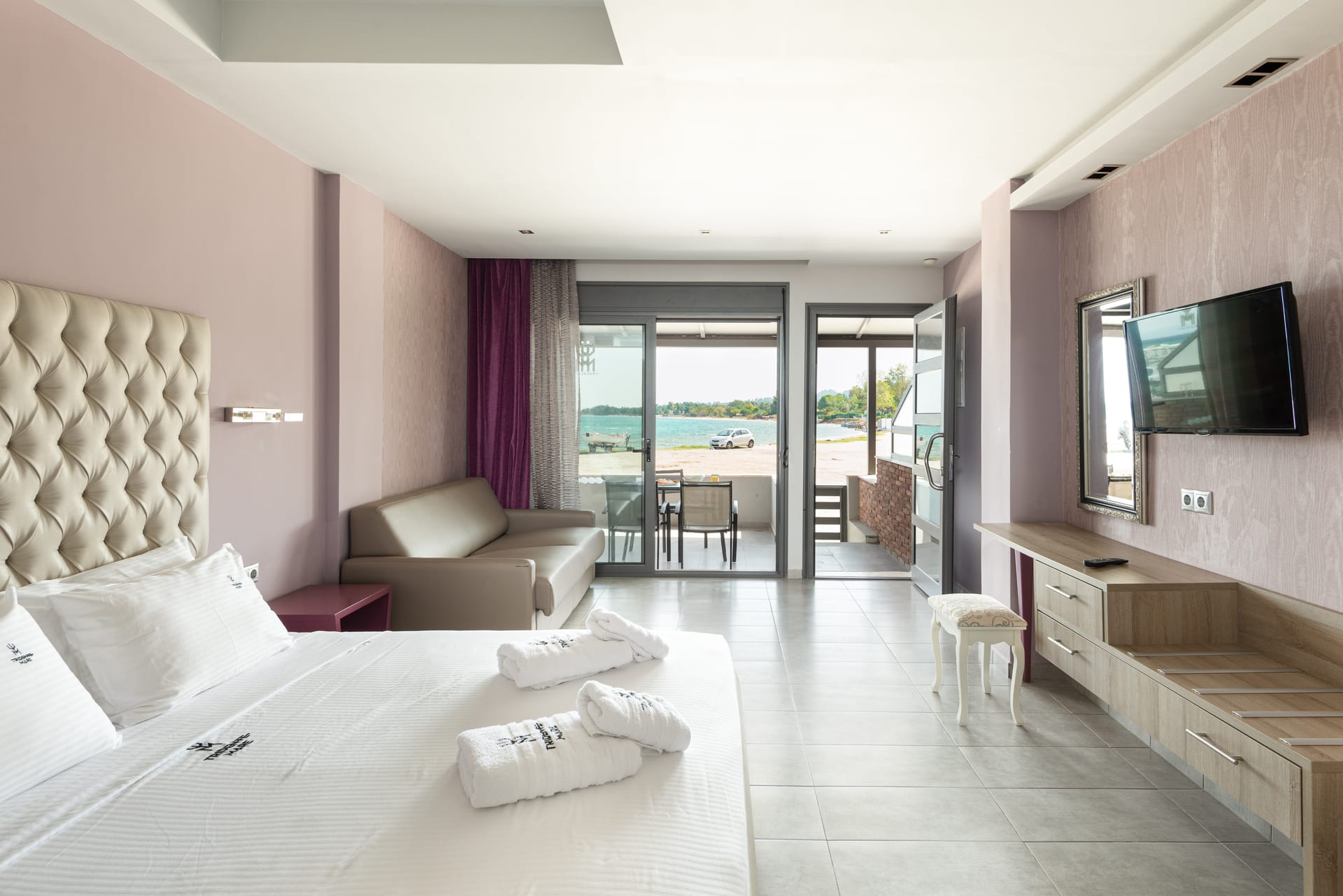 Hotel Tridente Mare Luxury Apartments suite sa pogledom na grad.jpg