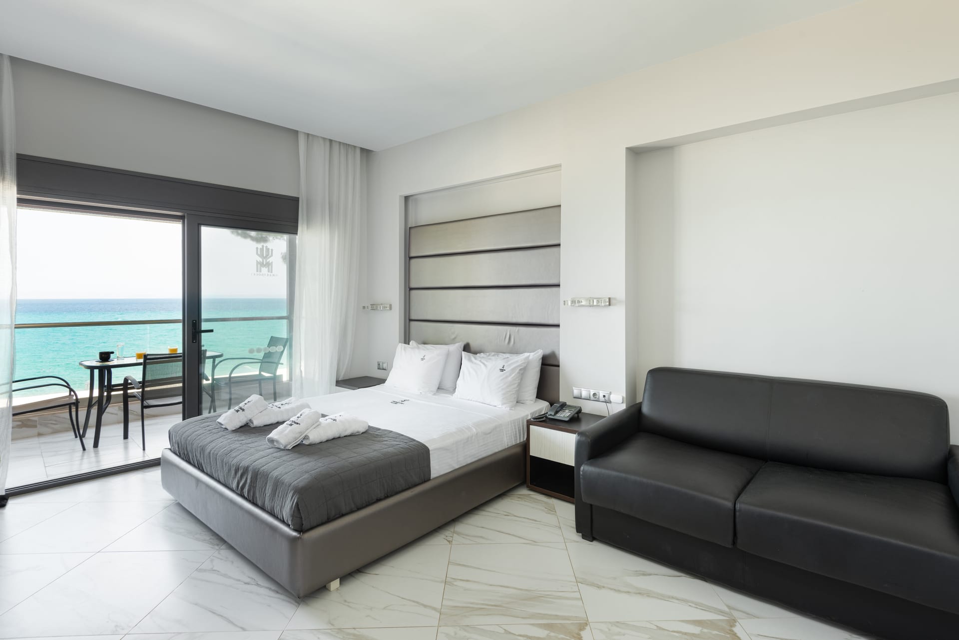 Hotel Tridente Mare Luxury Apartments suite sa pogledom na more.jpg