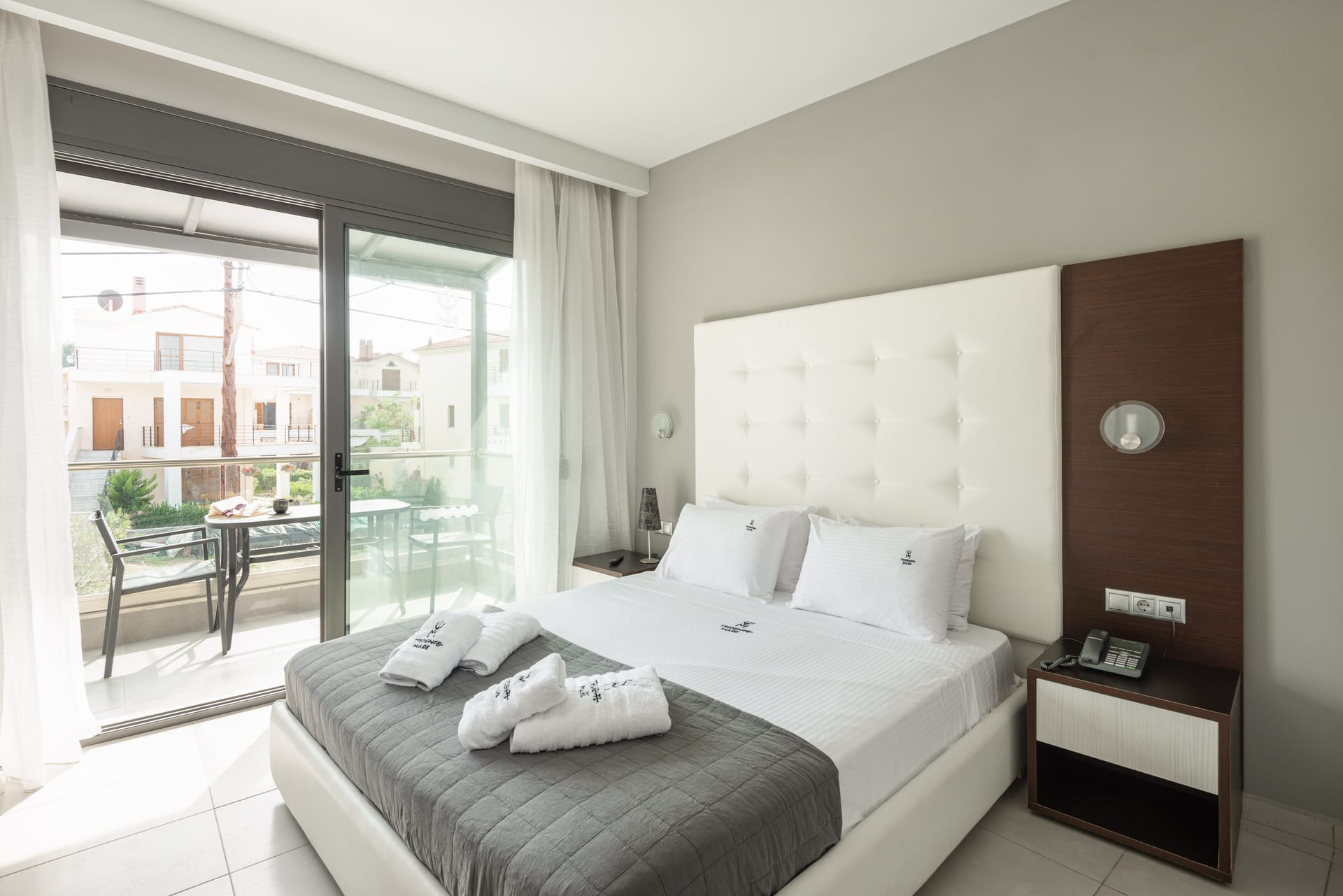 Tridente Mare Luxury Apartments dvokrevetna soba sa pogledom na grad.jpg