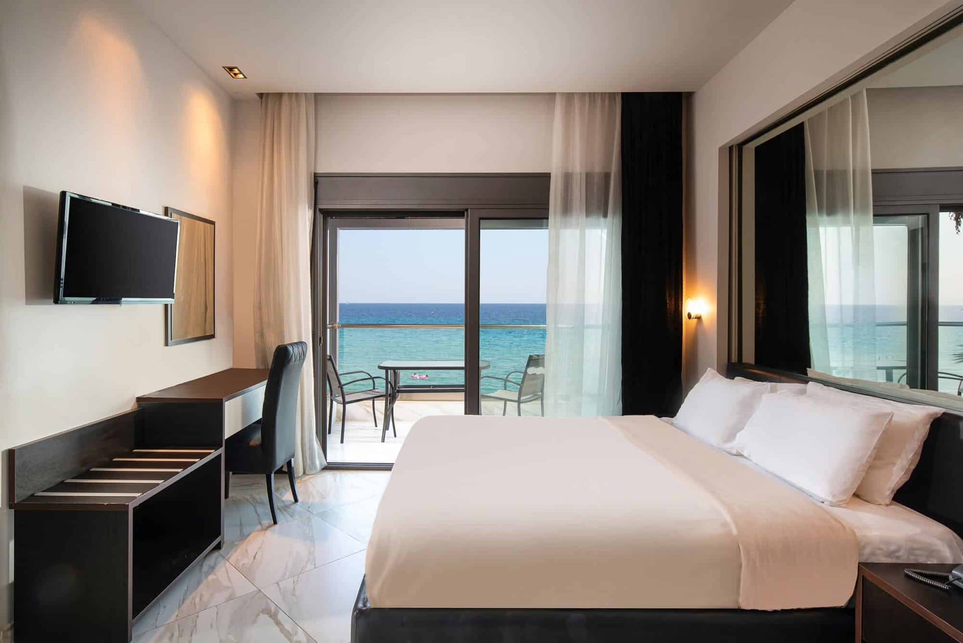 Tridente Mare Luxury Apartments dvokrevetna soba sa pogledom na more.jpg