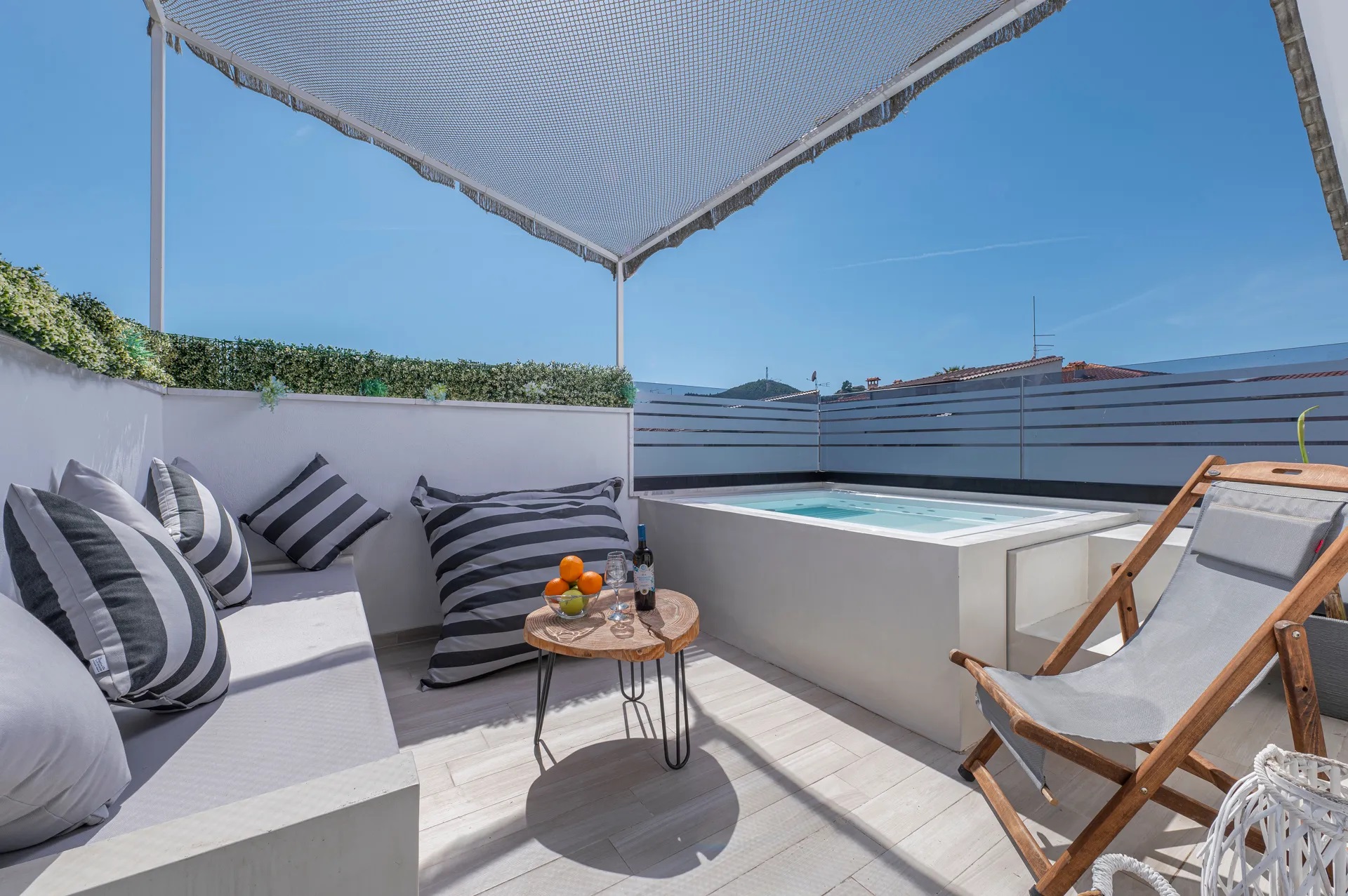 Adonis Luxury Village-Deluxe suite sa spoljnim djakuzijem.jpg