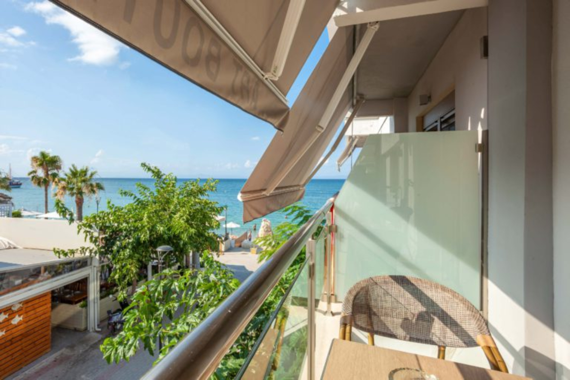 Art Boutique suites balkon sa bočnim pogledom na more.jpg