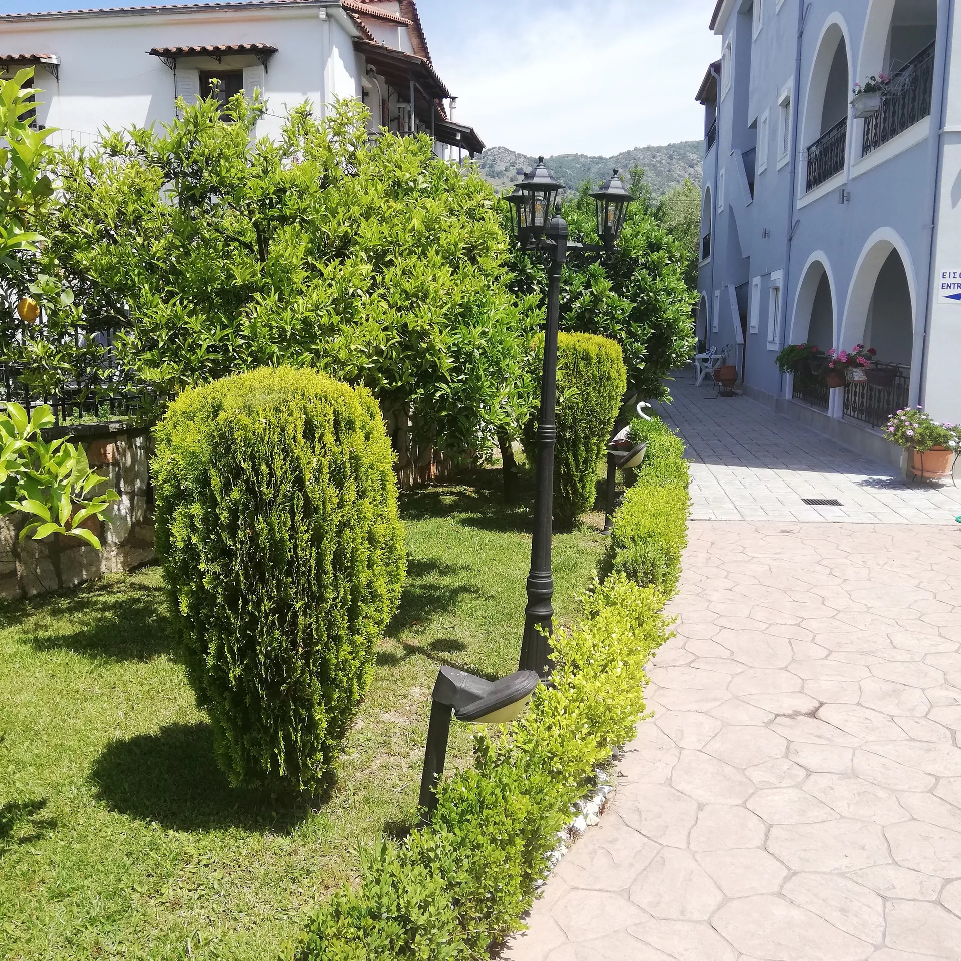 Delphin Rooms Sivota-Dvoriste hotela.jpg