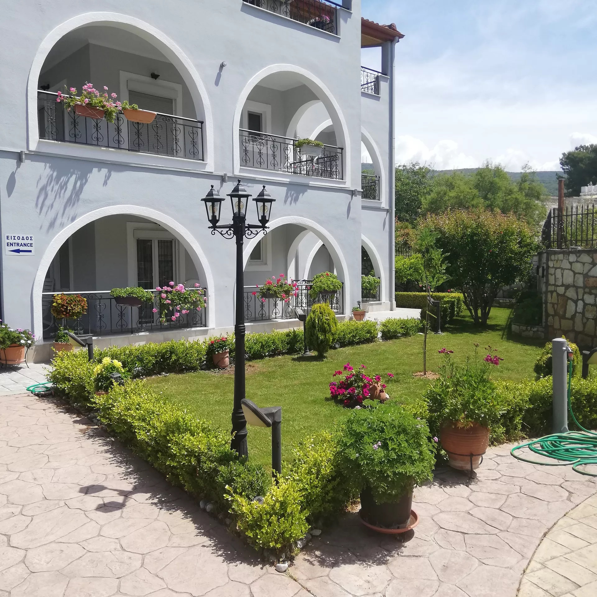 Delphin Rooms Sivota-Spoljasnji izgled.jpg