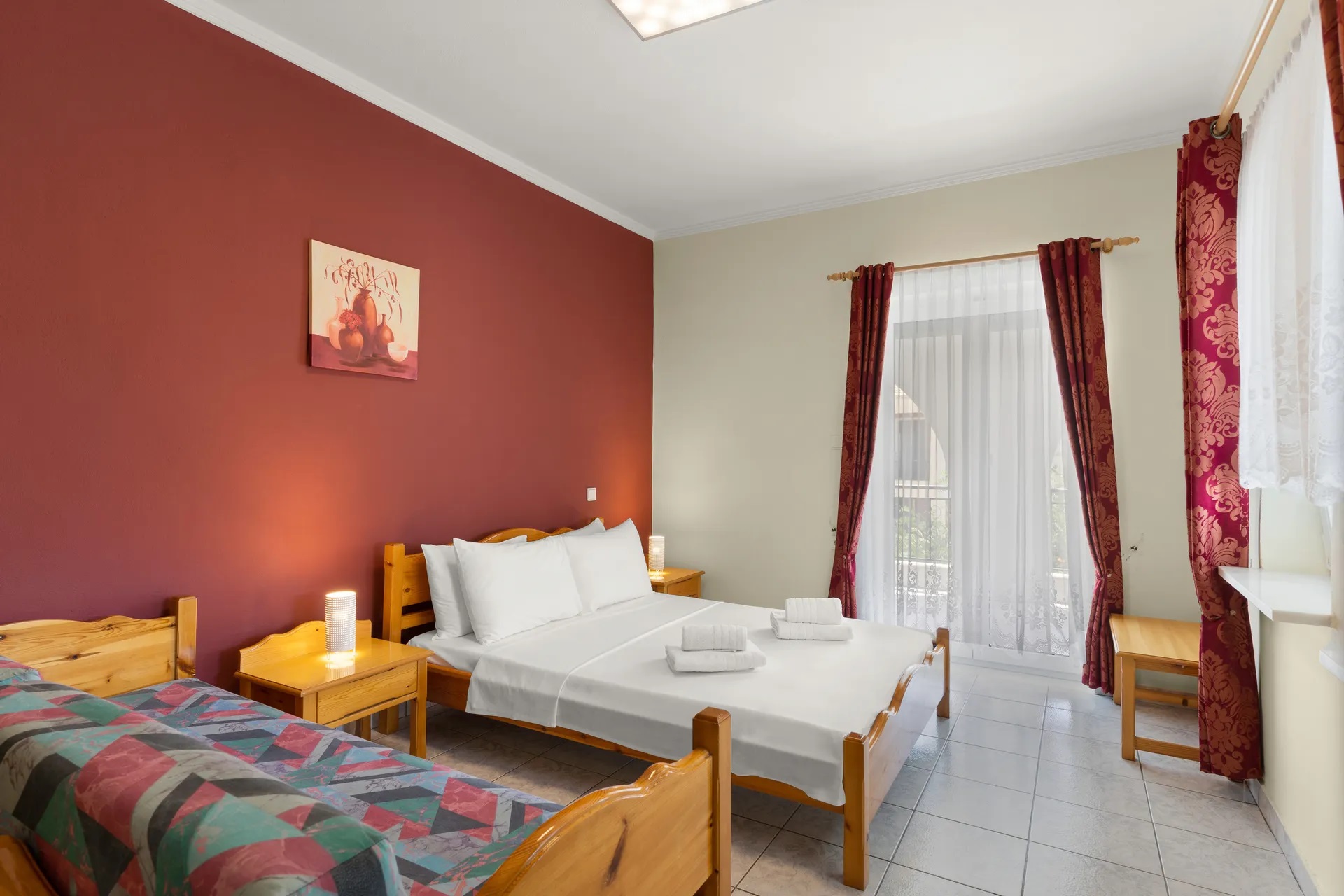 Delphin Rooms Sivota-Trokrevetna soba.jpg