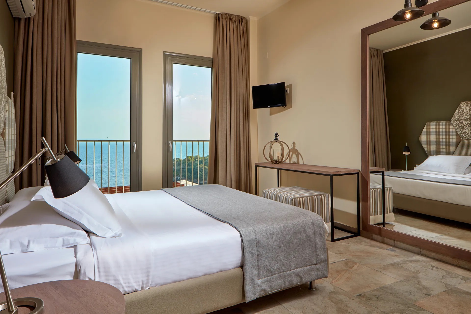 Sivota Seascape-Executive vila spavaca soba.jpg