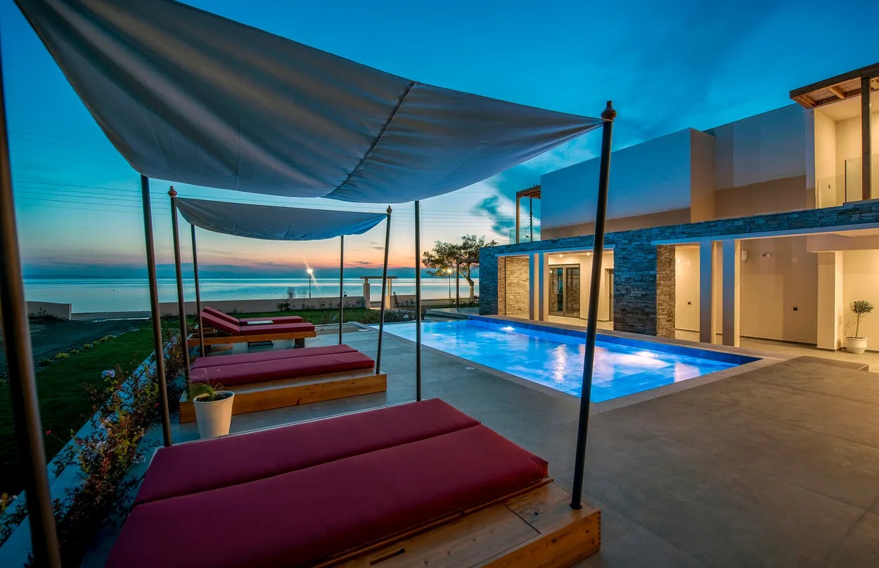 Amyntas Seafront Hotel-Bazen nocu.jpg